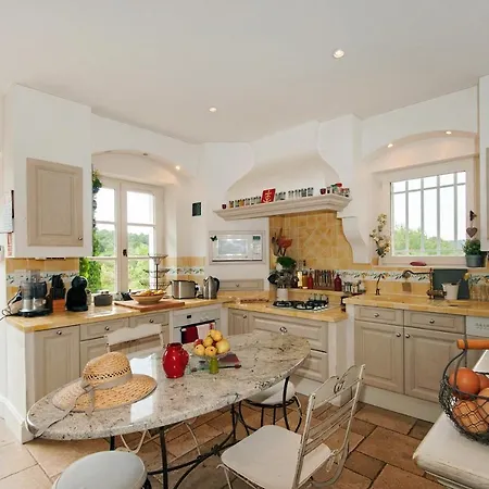 Saint-restitut Sleeps 8 Pool Villa *
