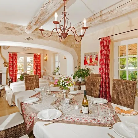 Saint-restitut Sleeps 8 Pool *